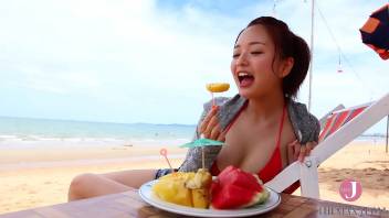 She wears a bright red bikini and chews on fruits, dripping juice and dripping soft milk-Mayumi Yamanaka [bmay-009]